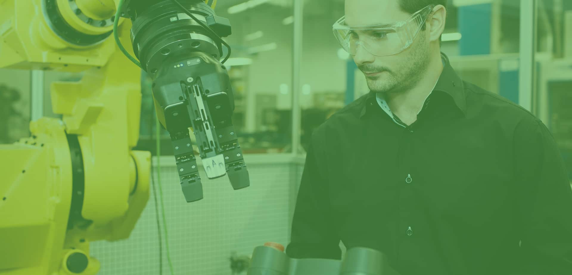 Un technicien opère une cellule robotisée.