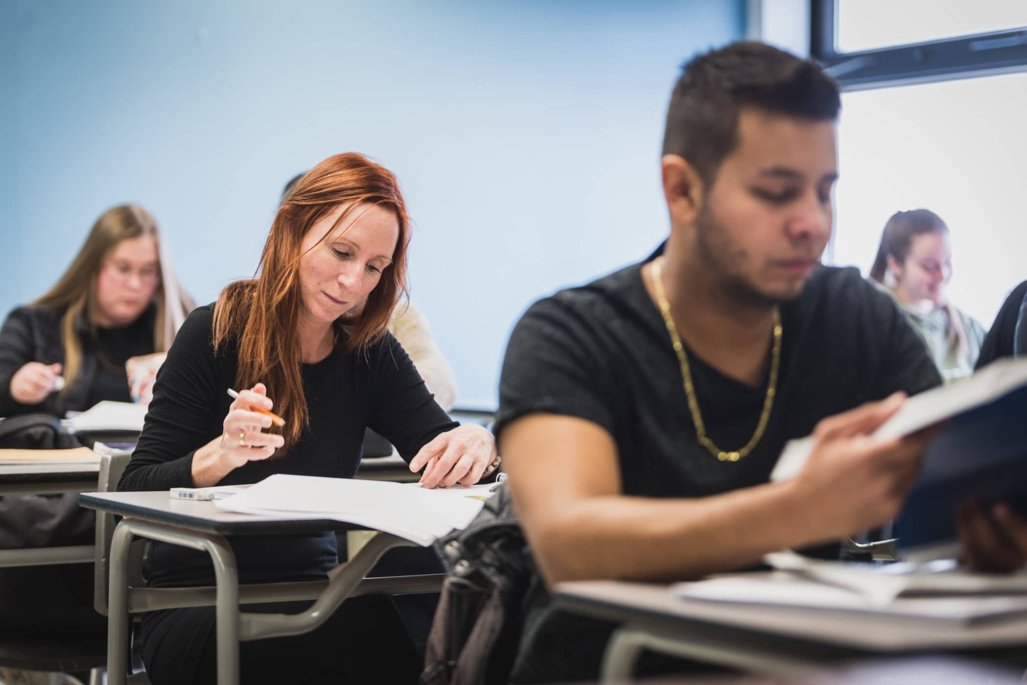 Un groupe d'adultes effectue un retour aux études.